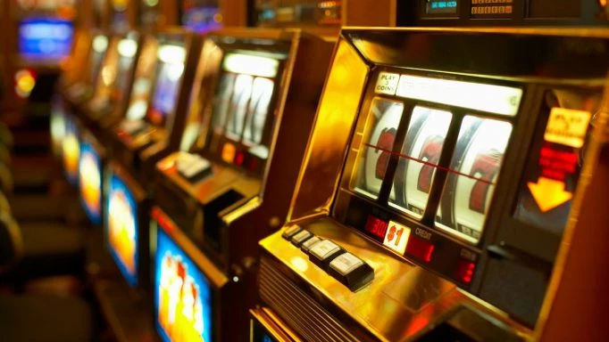 Χαμός σε καζίνο με γνωστή λαϊκή τραγουδίστρια – Την έφτυσε κατάμουτρα!